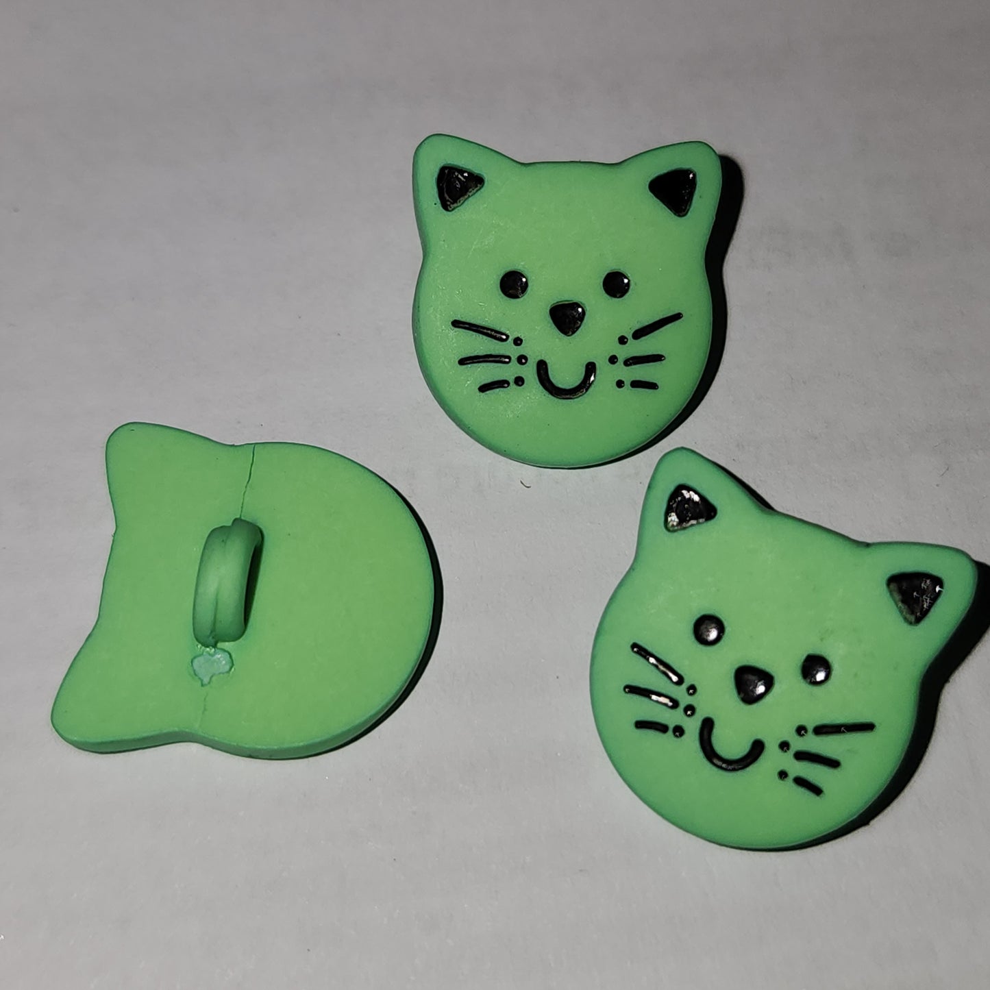 Cat face button lime green 1.7cm high