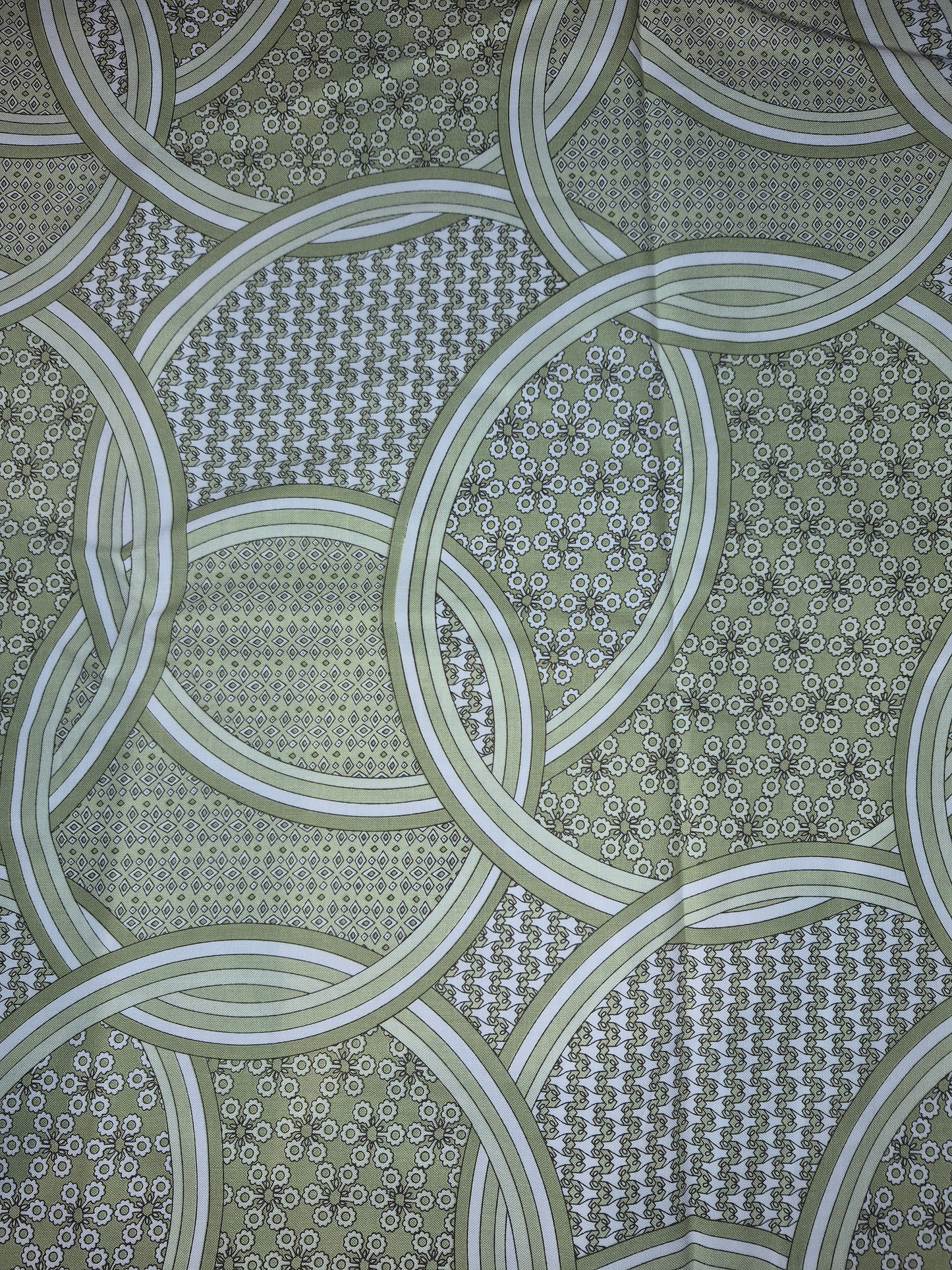 Moda - Urban Chiks - Summer in the City 31003-21 Avocado Calico