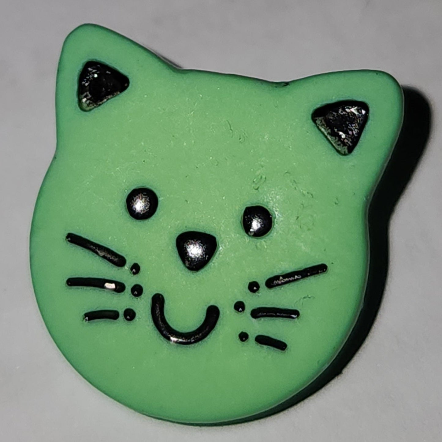 Cat face button lime green 1.7cm high