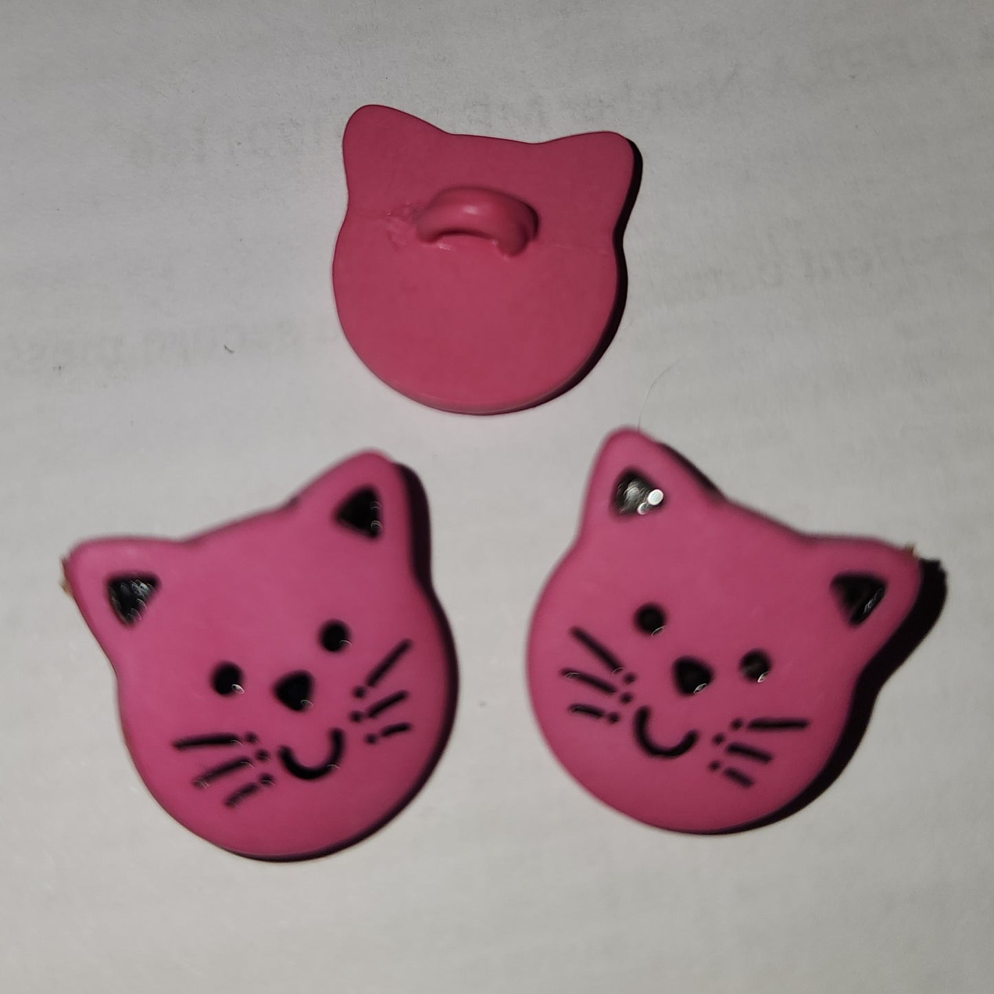 Cat face button lolly pink 1.7cm high