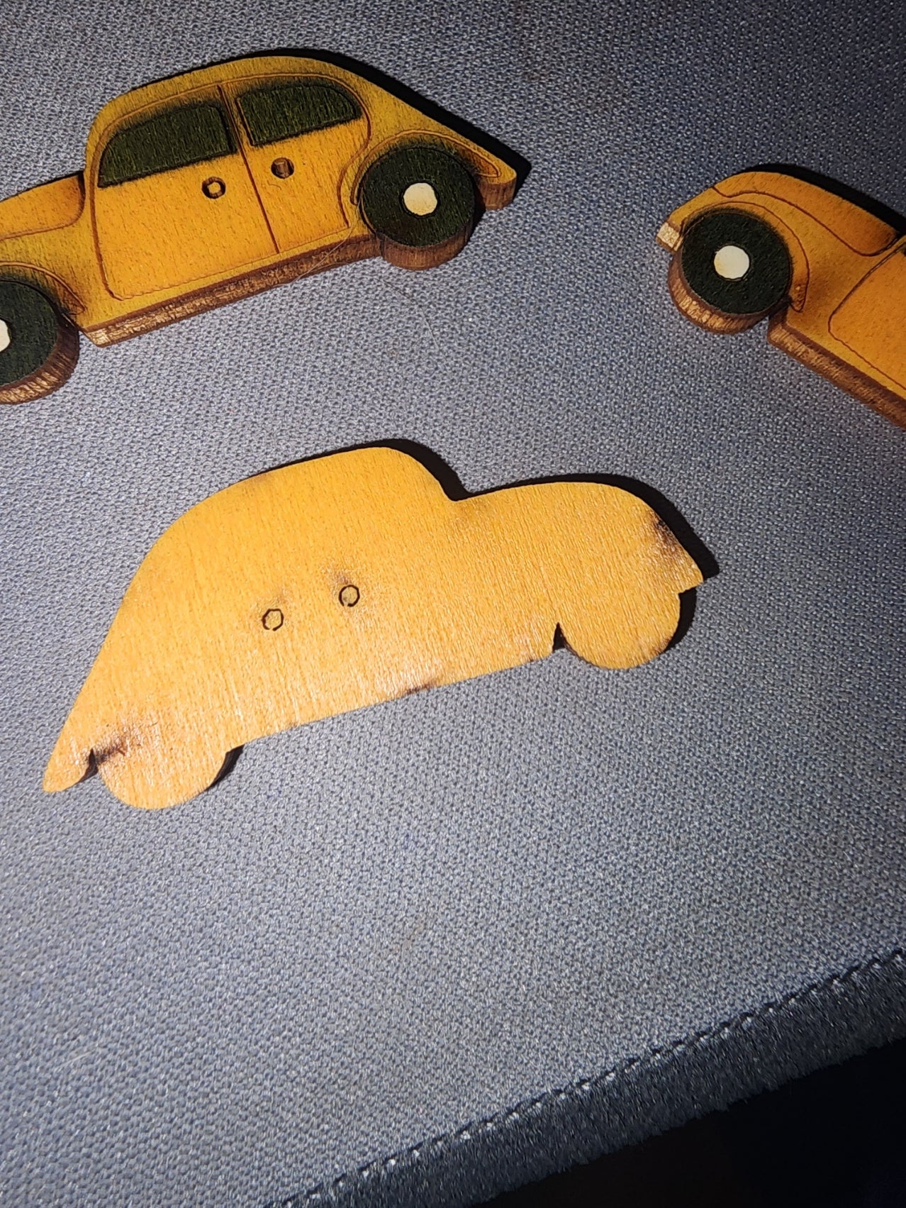 Wooden yellow car button (3.5cm)  130411